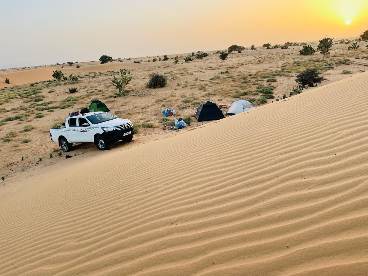 Paysage du Sahel avec convoi sécurisé